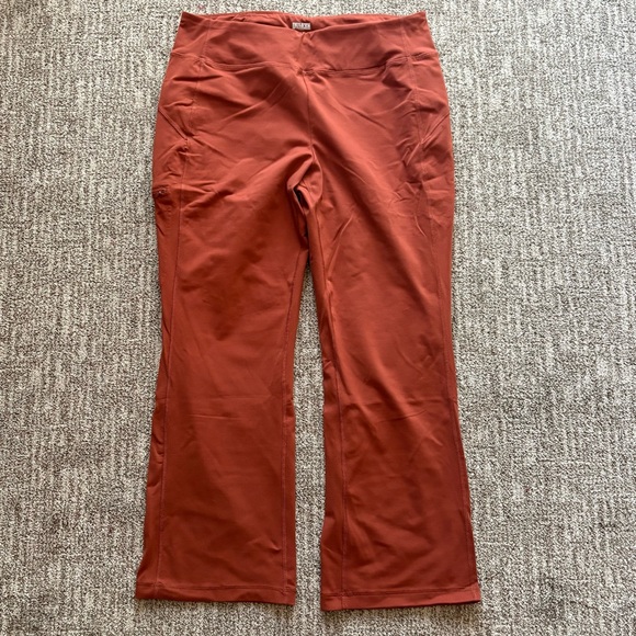 Duluth women’s Size Large Short bootcut athletic yoga pants, burnt orange - Picture 1 of 8